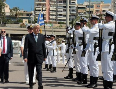 Ο Προκόπης Παυλόπουλος στα αποκαλυπτήρια του Μνημείου Πεσόντων του Λιμενικού Σώματος (φωτό)
